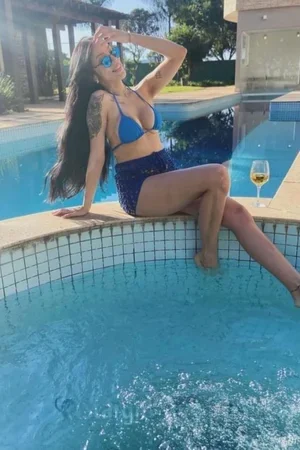 Lizzie Escort