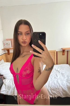 Karolina Escort