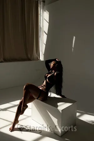 Naomi C Escort