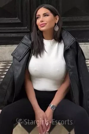 Movie star type Gayanna Escort